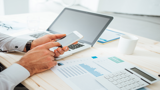 Person, die ein Online Business aufbaut am Schreibtisch